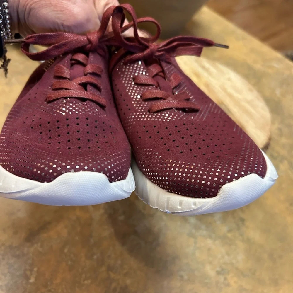 Isle Jacobsen Burgundy Comfort Sneakers